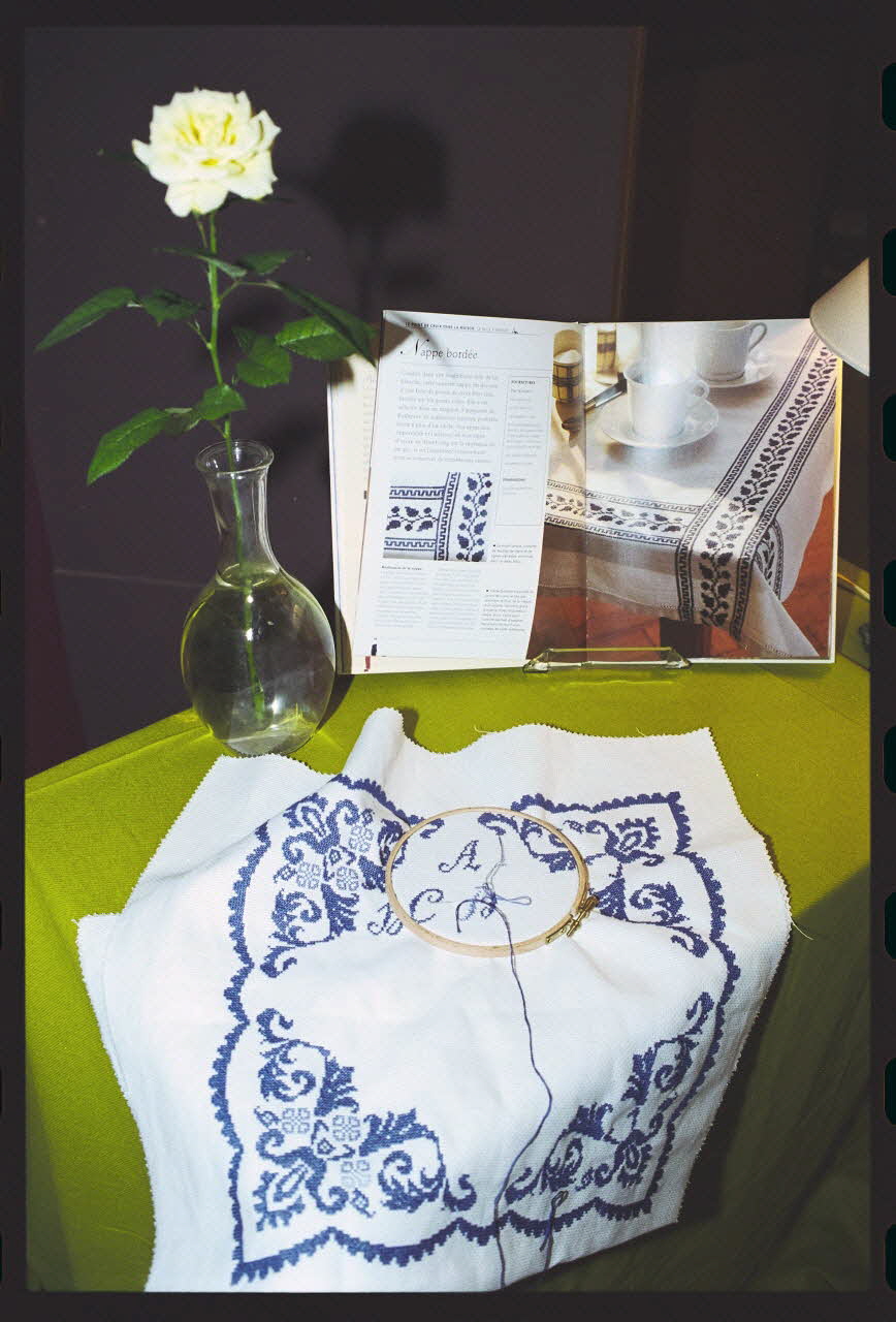 Hervé Jézéquel ; Danièle Adam photographie MNATP. Exposition. Point de croix : au bonheur des filles (13 novembre 2001 - 5 mars 2002) Ile-de-France, France 2001/11/13 Ph.2011.00.36.53 Photo