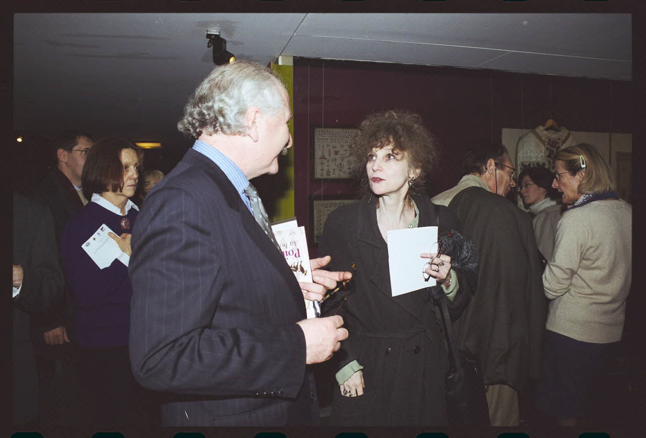 Hervé Jézéquel ; Danièle Adam photographie MNATP. Exposition. Point de croix : au bonheur des filles (13 novembre 2001 - 5 mars 2002) Ile-de-France, France 2001/11/13 Ph.2011.00.36.56 Photo