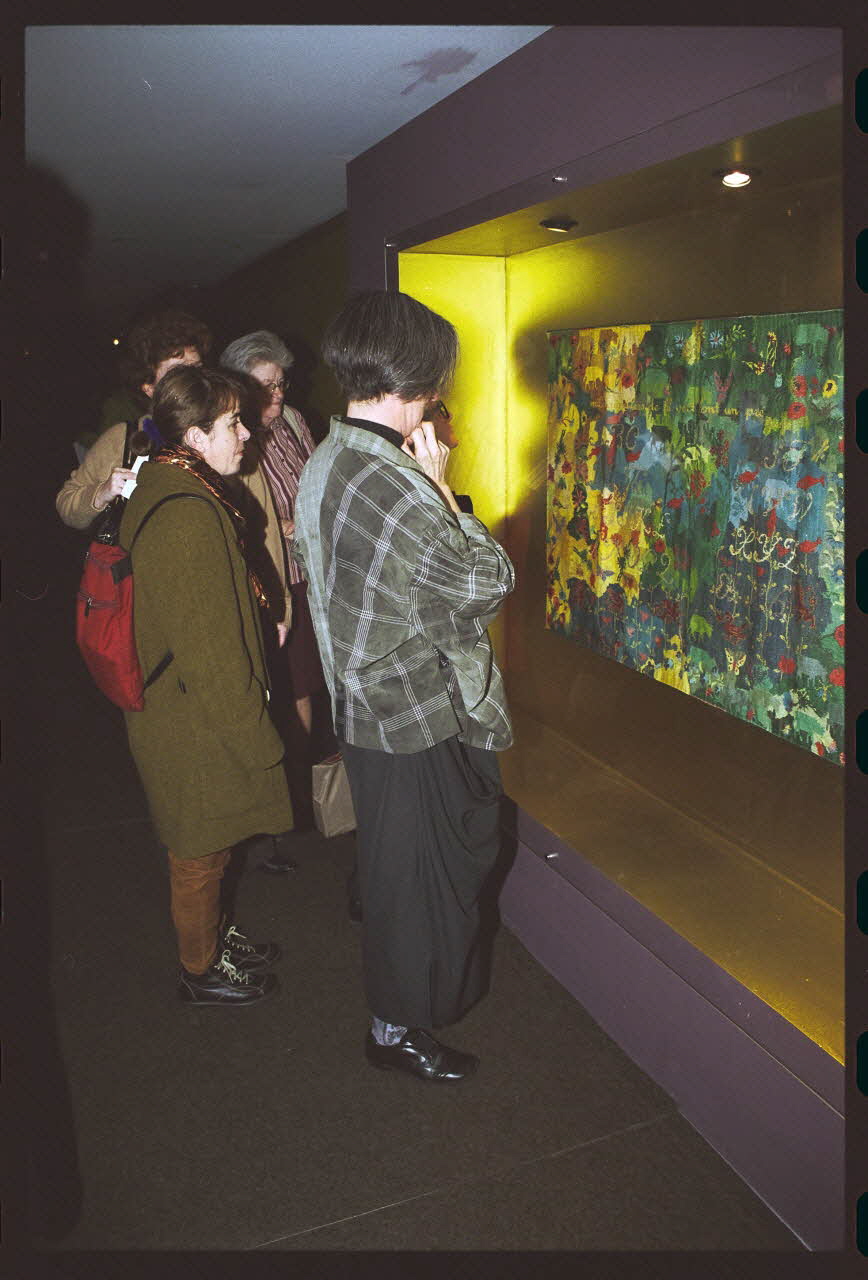 Hervé Jézéquel ; Danièle Adam photographie MNATP. Exposition. Point de croix : au bonheur des filles (13 novembre 2001 - 5 mars 2002) Ile-de-France, France 2001/11/13 Ph.2011.00.36.57 Photo