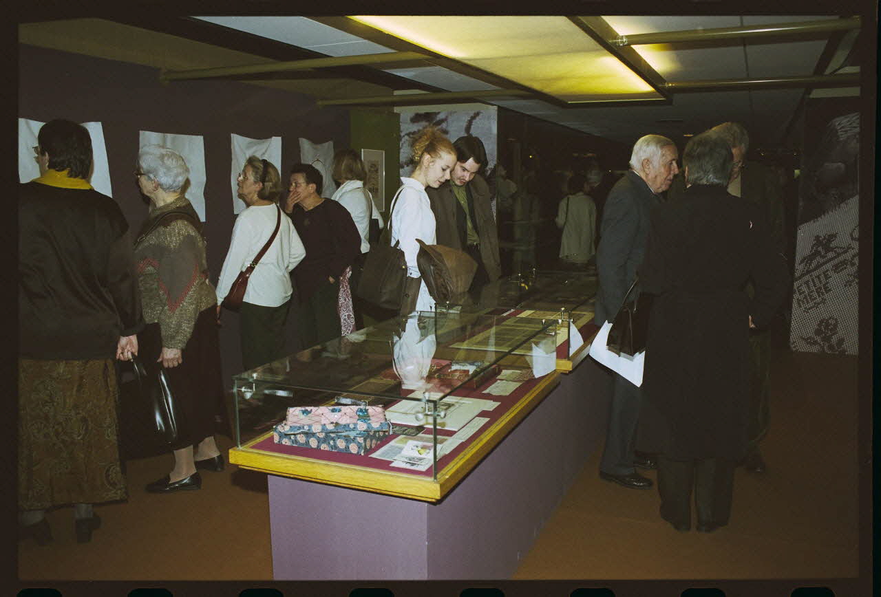 Hervé Jézéquel ; Danièle Adam photographie MNATP. Exposition. Point de croix : au bonheur des filles (13 novembre 2001 - 5 mars 2002) Ile-de-France, France 2001/11/13 Ph.2011.00.36.58 Photo