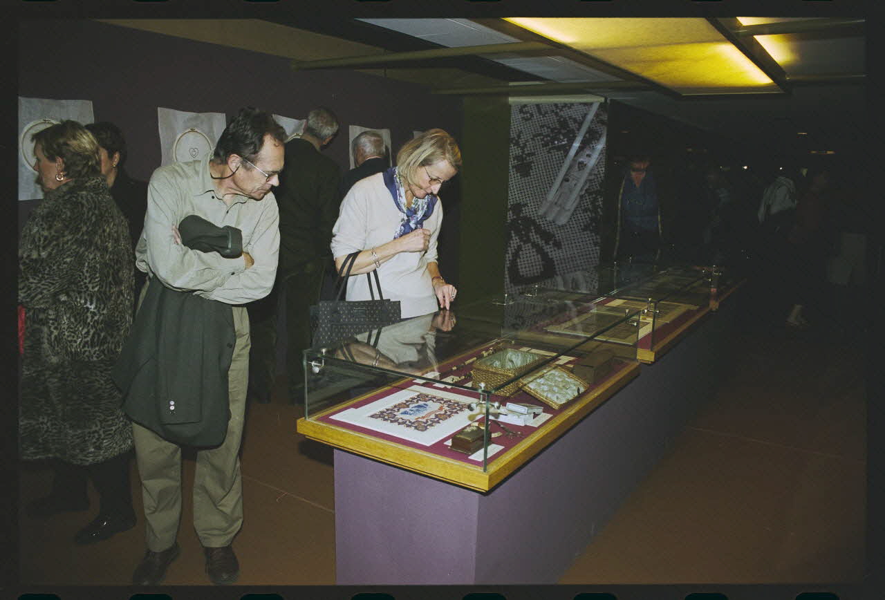 Hervé Jézéquel ; Danièle Adam photographie MNATP. Exposition. Point de croix : au bonheur des filles (13 novembre 2001 - 5 mars 2002) Ile-de-France, France 2001/11/13 Ph.2011.00.36.59 Photo