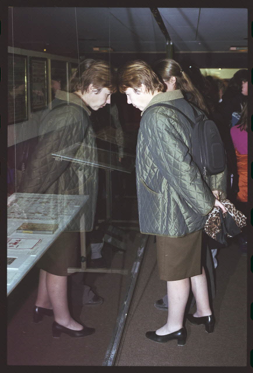 Hervé Jézéquel ; Danièle Adam photographie MNATP. Exposition. Point de croix : au bonheur des filles (13 novembre 2001 - 5 mars 2002) Ile-de-France, France 2001/11/13 Ph.2011.00.36.60 Photo