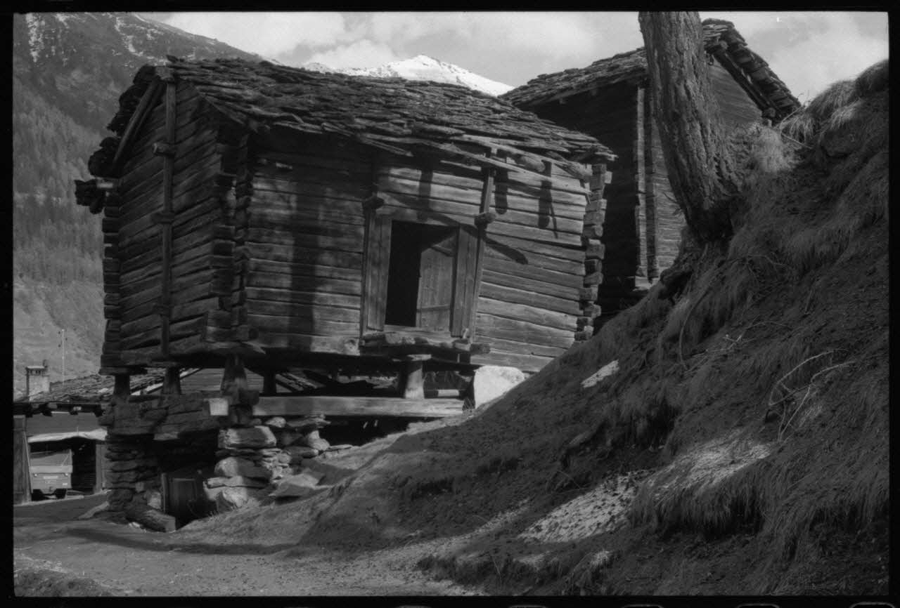 Jean Cuisenier photographie Enquête conduite par Jean Cuisenier en Suisse (du 25 mars au 8 avril 1972) Canton du Valais, Suisse 1972/4/2 Ph.1972.97.105 Photo