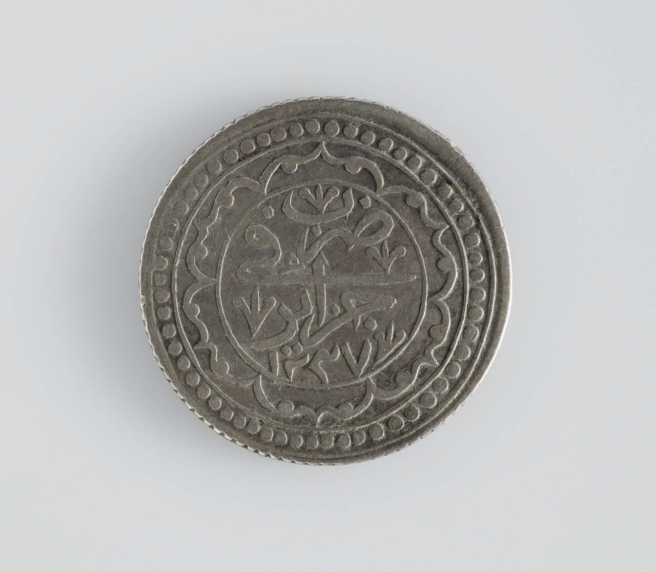 pièce de monnaie 2 boudjou Algérie 1822 2022.1.9 Photo Mucem / Marianne Kuhn