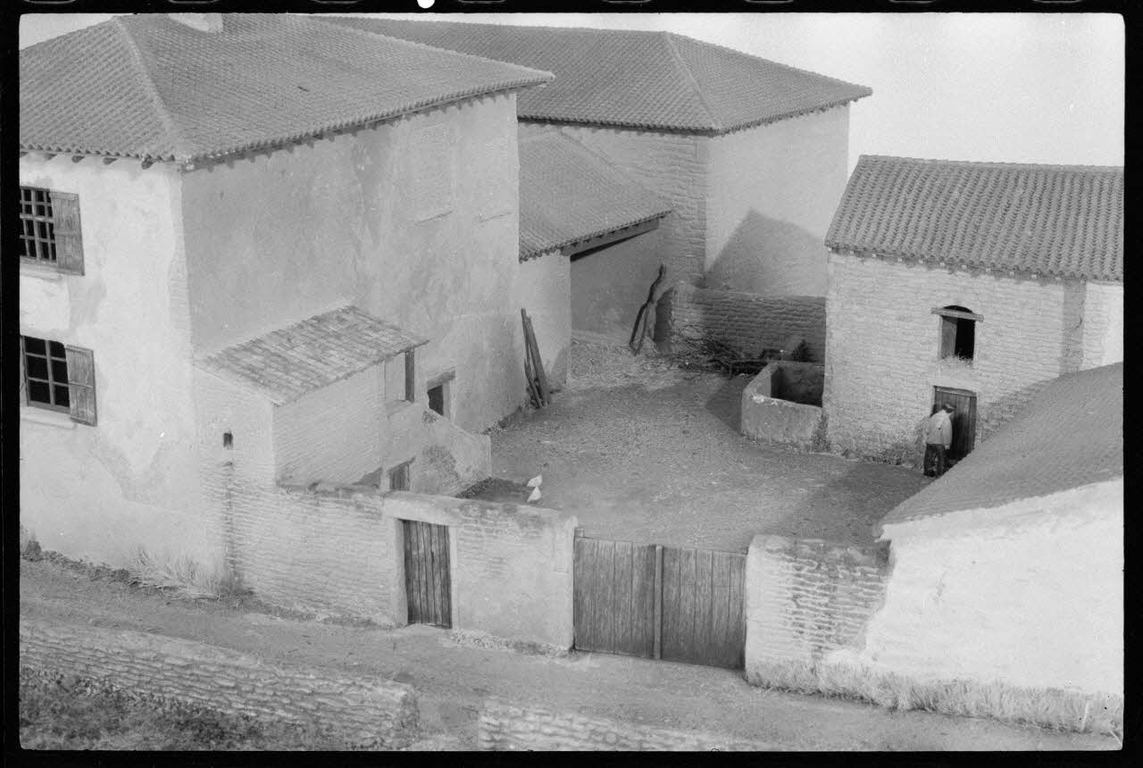 photographie Vue du côté cour de la ferme mâconnaise vue en plan rapproché. Echelle 1/50. Maquette faite en 1972 pour la Galerie culturelle Ph.1973.18.4 Photo