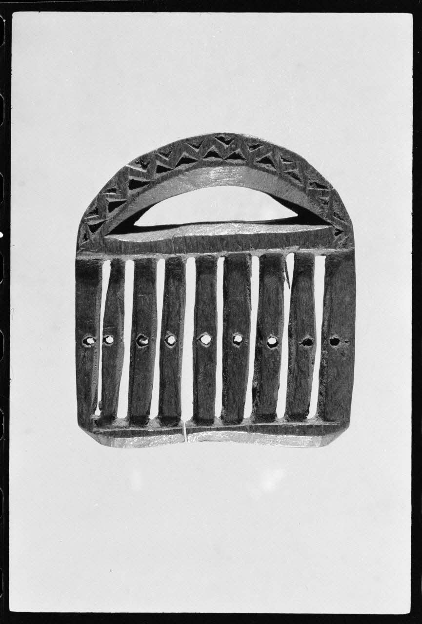 Alain Guey photographie Passette à rubans. Provenant de Clermont-Ferrand (Puy-de-Dôme) et datée du 18è ou du 19è siècle Ile-de-France, France 1973/3/1 Ph.1973.43.11 Photo