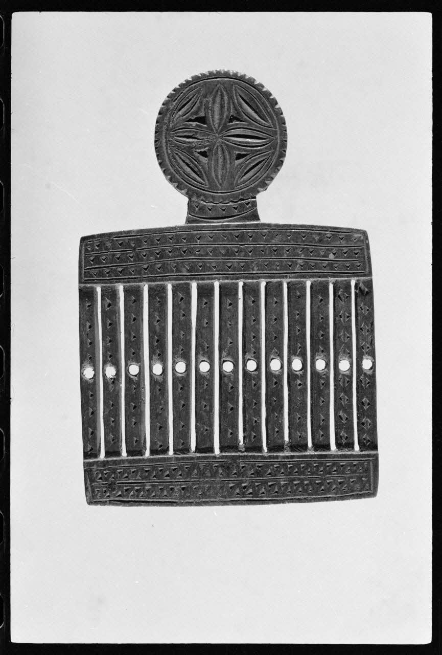 Alain Guey photographie Passette à rubans. Provenant de Clermont-Ferrand (Puy-de-Dôme) et datée du 18è ou du 19è siècle Ile-de-France, France 1973/3/1 Ph.1973.43.12 Photo