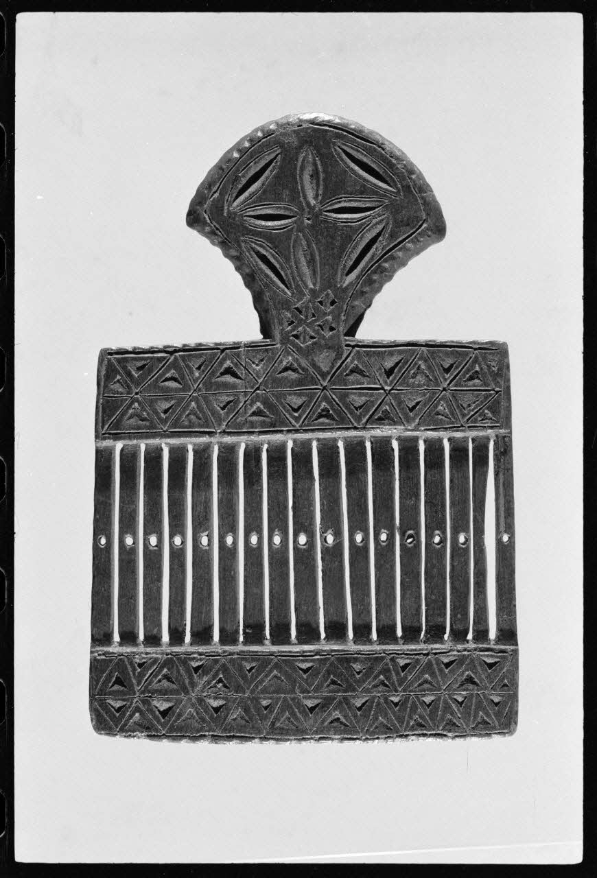 Alain Guey photographie Passette à rubans. Provenant de Clermont-Ferrand (Puy-de-Dôme) et datée du 18è ou du 19è siècle Ile-de-France, France 1973/3/1 Ph.1973.43.13 Photo