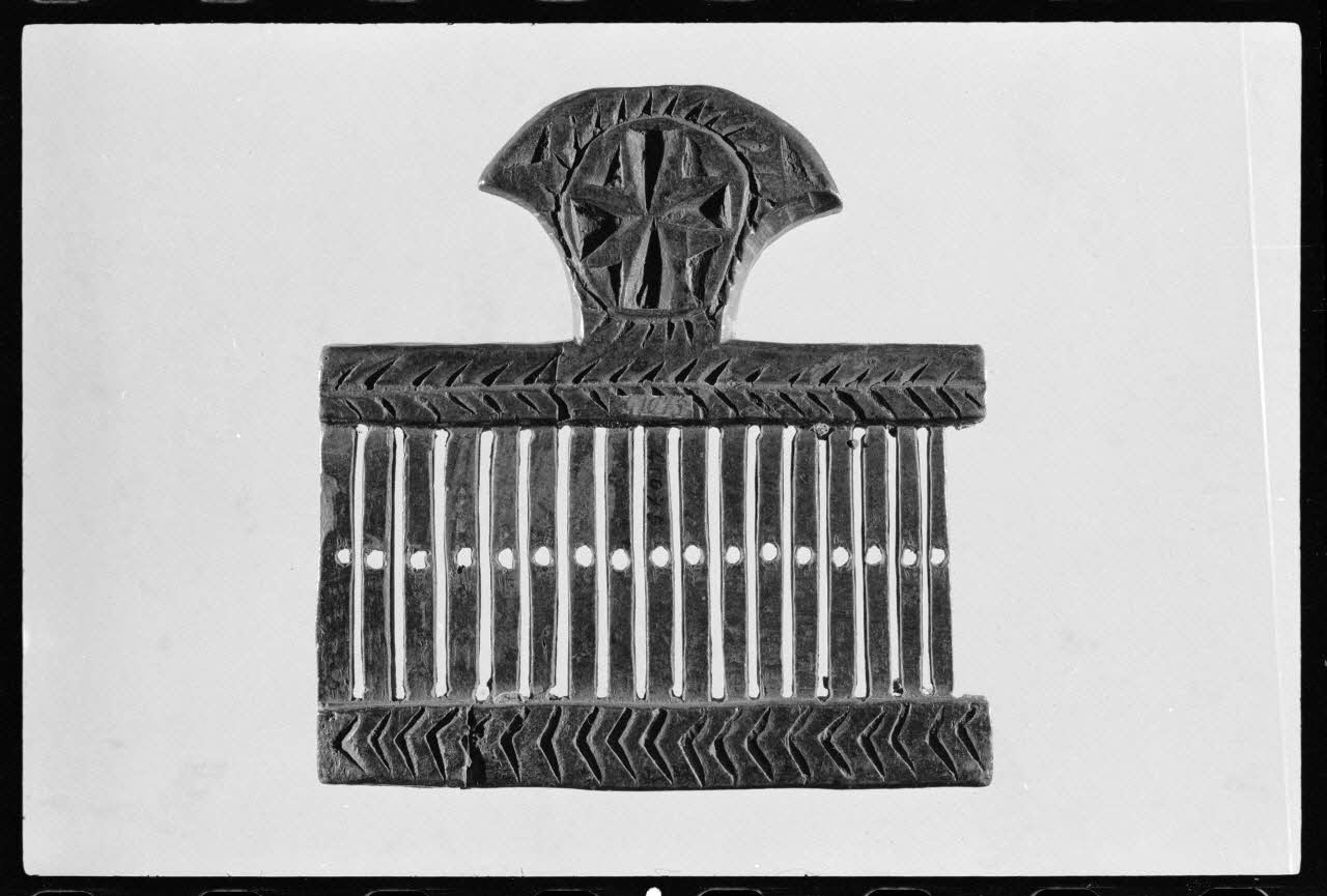 Alain Guey photographie Passette à rubans. Provenant de Clermont-Ferrand (Puy-de-Dôme) et datée du 18è ou du 19è siècle Ile-de-France, France 1973/3/1 Ph.1973.43.14 Photo