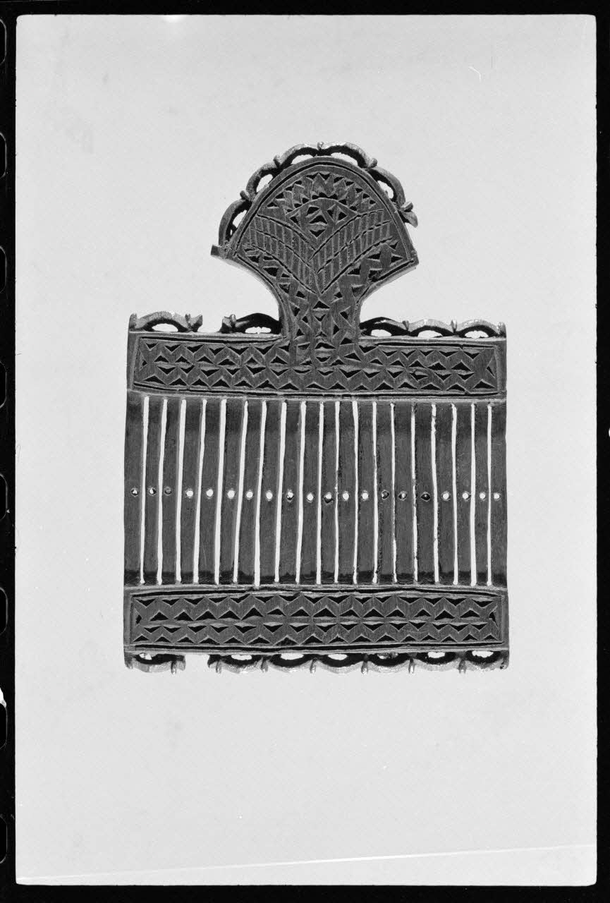 Alain Guey photographie Passette à rubans. Provenant de Clermont-Ferrand (Puy-de-Dôme) et datée du 18è ou du 19è siècle Ile-de-France, France 1973/3/1 Ph.1973.43.15 Photo