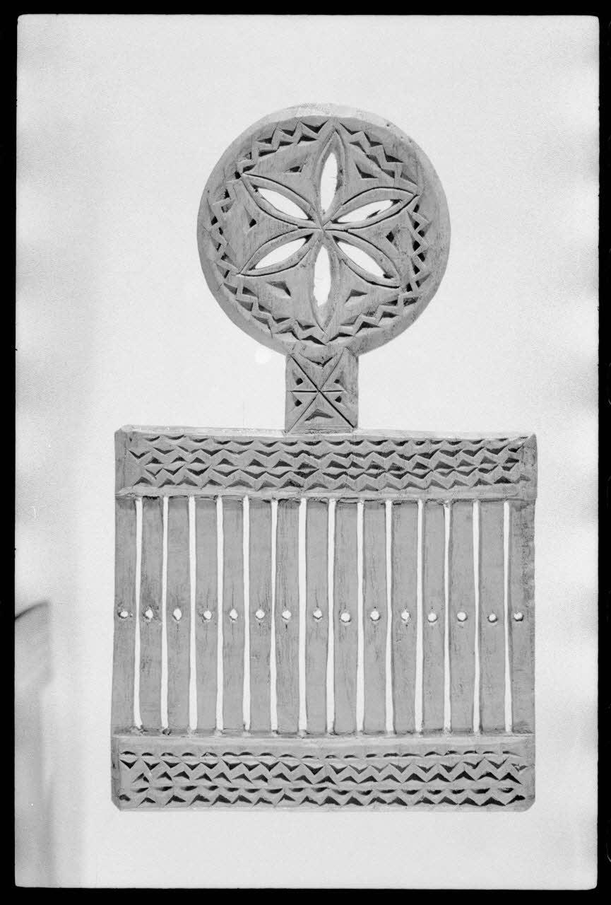 Alain Guey photographie Passette à rubans. Provenant de Hermont Rochefort Montagne (Puy-de-Dôme) et datée du 18è ou du 19è siècle Ile-de-France, France 1973/3/1 Ph.1973.43.16 Photo