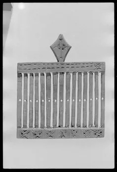 Alain Guey photographie Passette à rubans. Provenant de Hermont Rochefort Montagne (Puy-de-Dôme) et datée du 18è ou du 19è siècle Ile-de-France, France 1973/3/1 Ph.1973.43.18 Photo