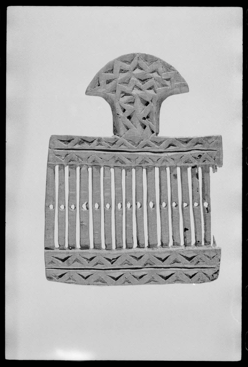 Alain Guey photographie Passette à rubans. Provenant de Hermont Rochefort Montagne (Puy-de-Dôme) et datée du 18è ou du 19è siècle Ile-de-France, France 1973/3/1 Ph.1973.43.19 Photo