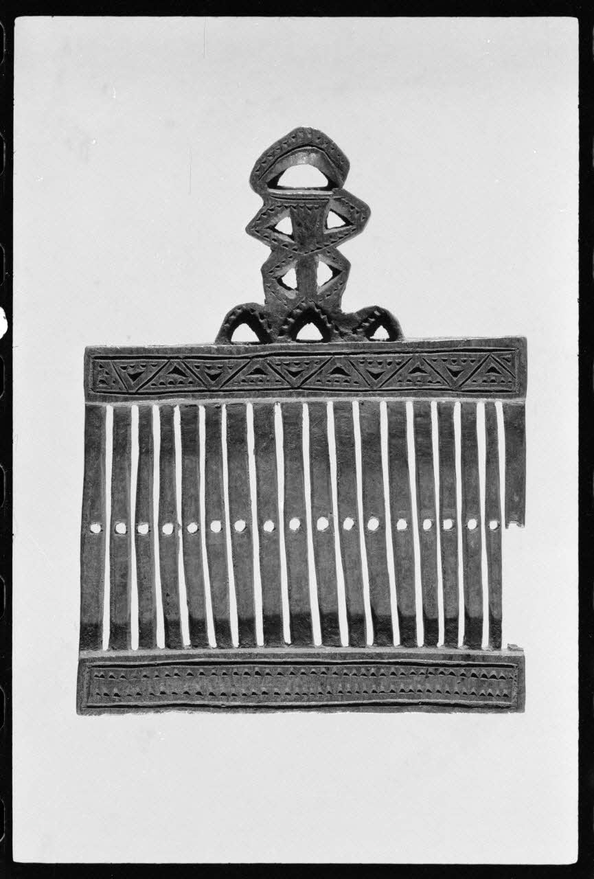 Alain Guey photographie Passette à rubans. Provenant de Clermont-Ferrand (Puy-de-Dôme) et datée du 18è ou du 19è siècle Ile-de-France, France 1973/3/1 Ph.1973.43.2 Photo