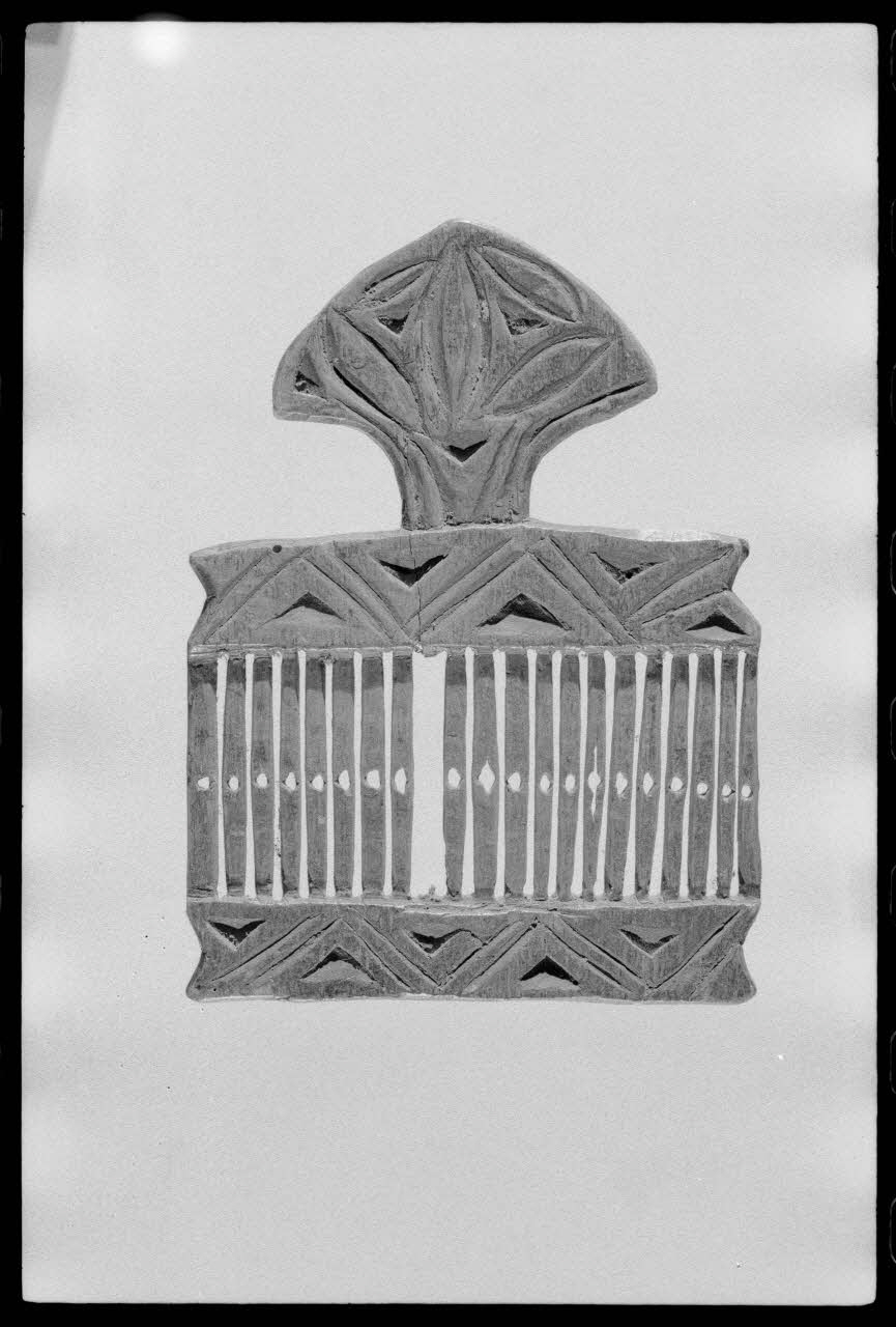 Alain Guey photographie Passette à rubans. Provenant de Hermont Rochefort Montagne (Puy-de-Dôme) et datée du 18è ou du 19è siècle Ile-de-France, France 1973/3/1 Ph.1973.43.23 Photo