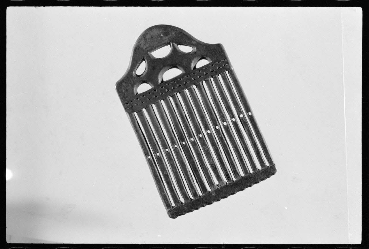 Alain Guey photographie Passette à rubans. Provenant d'Auvergne et daté du 18è ou du 19è siècle Ile-de-France, France 1973/3/1 Ph.1973.43.26 Photo