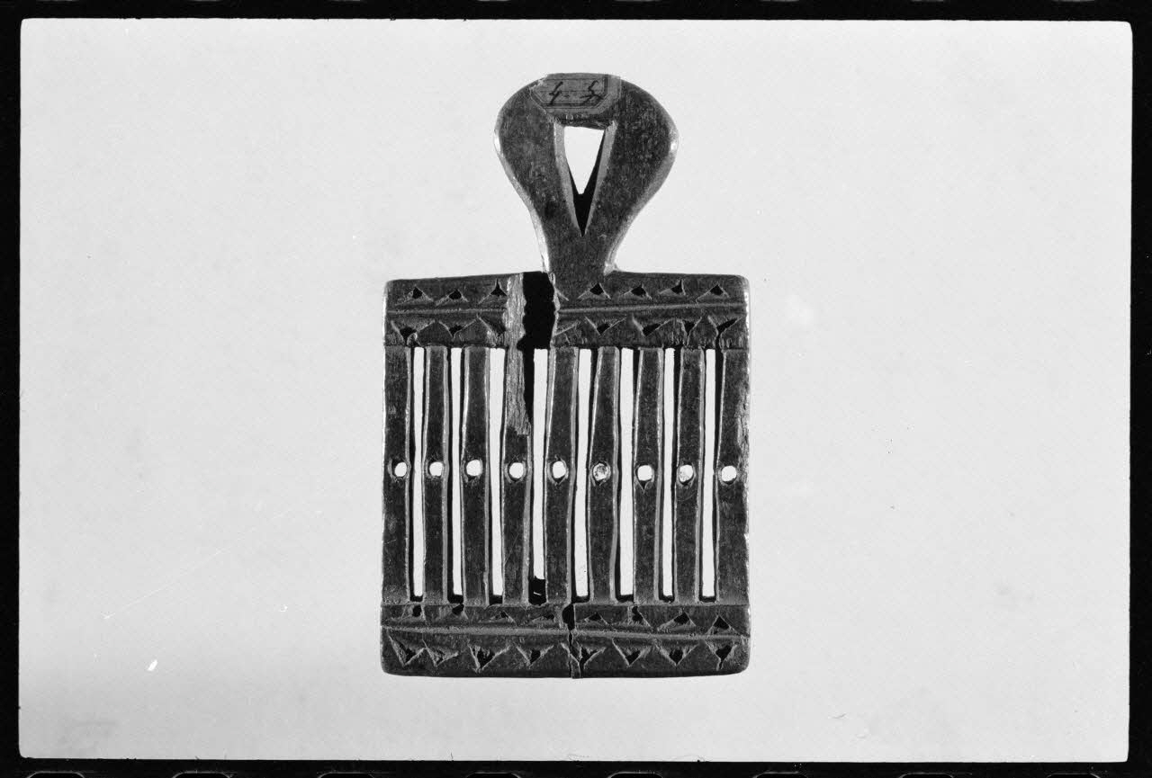 Alain Guey photographie Passette à rubans. Provenant d'Auvergne et daté du 18è ou du 19è siècle Ile-de-France, France 1973/3/1 Ph.1973.43.27 Photo