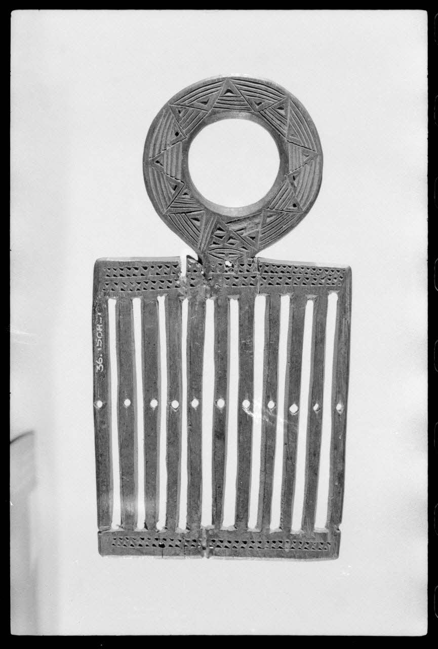 Alain Guey photographie Passette à rubans. Provenant d'Auvergne et daté du 18è ou du 19è siècle Ile-de-France, France 1973/3/1 Ph.1973.43.29 Photo