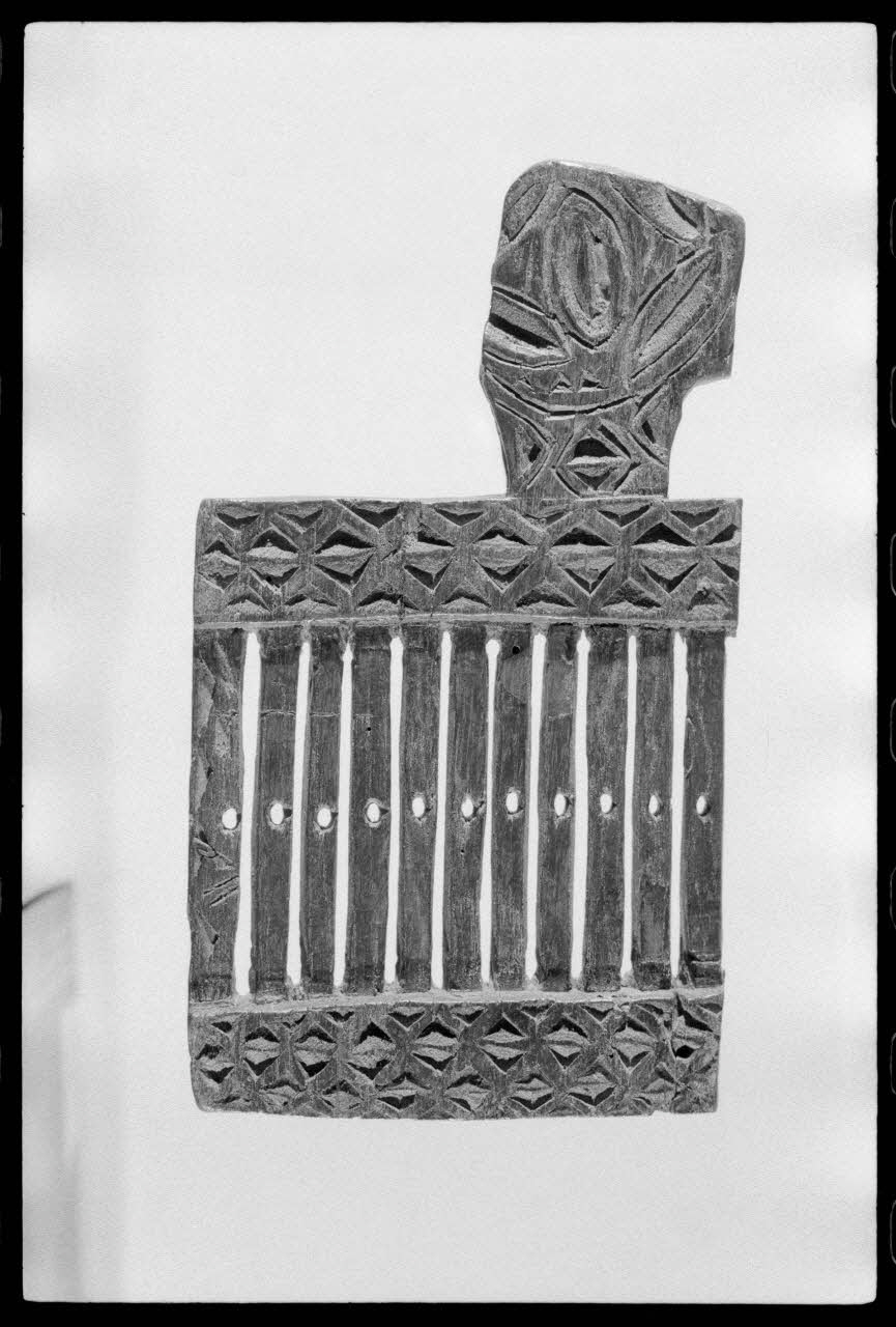 Alain Guey photographie Passette à rubans. Provenant du Velay et daté du 18è ou du 19è siècle Ile-de-France, France 1973/3/1 Ph.1973.43.32 Photo