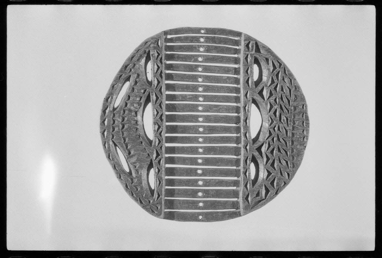 Alain Guey photographie Passette à rubans. Provenant du Velay et daté du 18è ou du 19è siècle Ile-de-France, France 1973/3/1 Ph.1973.43.33 Photo