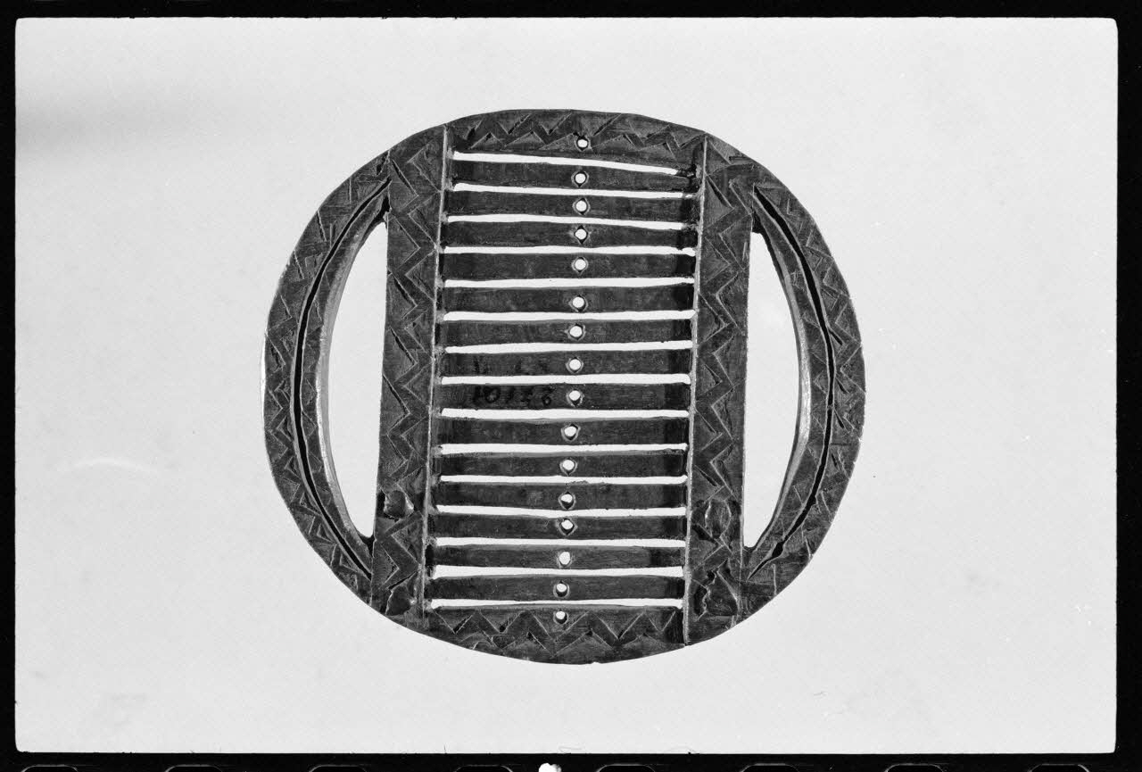 Alain Guey photographie Passette à rubans. Provenant de Clermont-Ferrand (Puy-de-Dôme) et datée du 18è ou du 19è siècle Ile-de-France, France 1973/3/1 Ph.1973.43.4 Photo