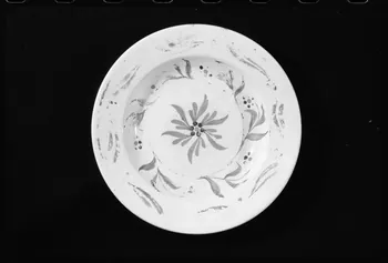 Alain Guey photographie Assiette creuse. Provenant de Saint-Amand-les-Eaux. Daté du 19è siècle Ile-de-France, France 1973/3/1 Ph.1973.43.40 Photo
