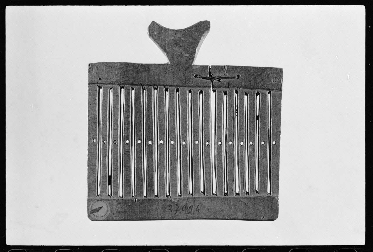 Alain Guey photographie Passette à rubans. Provenant de Clermont-Ferrand (Puy-de-Dôme) et datée du 18è ou du 19è siècle Ile-de-France, France 1973/3/1 Ph.1973.43.6 Photo