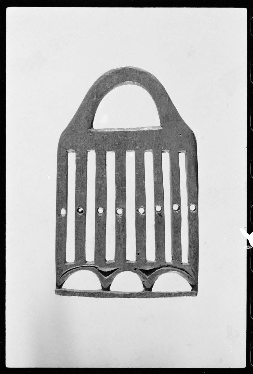 Alain Guey photographie Passette à rubans. Provenant de Clermont-Ferrand (Puy-de-Dôme) et datée du 18è ou du 19è siècle Ile-de-France, France 1973/3/1 Ph.1973.43.8 Photo