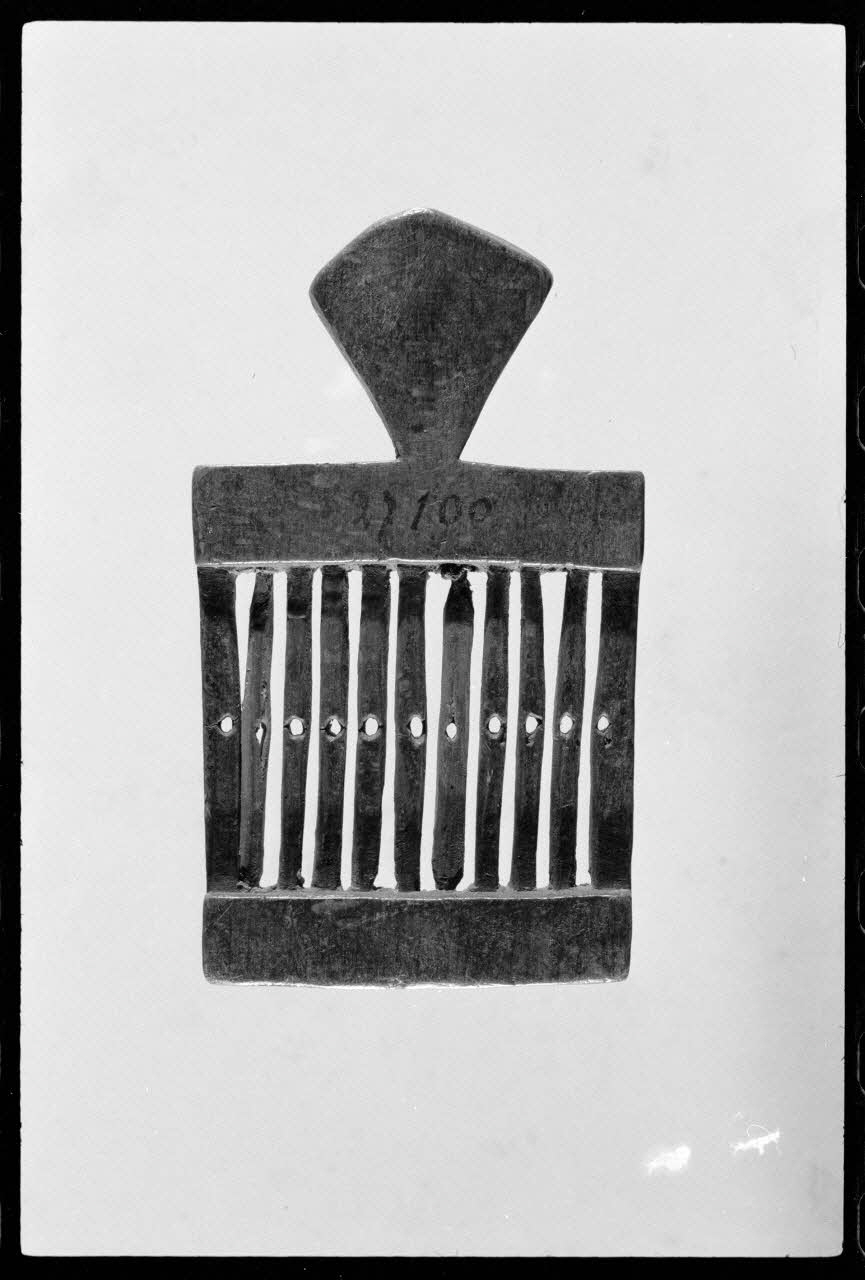 Alain Guey photographie Passette à rubans. Provenant de Clermont-Ferrand (Puy-de-Dôme) et datée du 18è ou du 19è siècle Ile-de-France, France 1973/3/1 Ph.1973.43.9 Photo