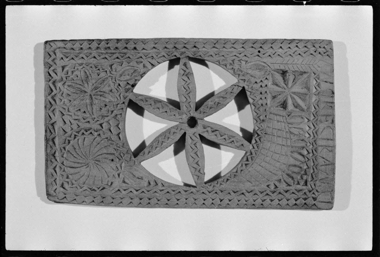 Alain Guey photographie Plioir à dentelles. Provenant de Montarcher (Loire). Daté du 18è ou du 19è siècle Ile-de-France, France 1973/4/1 Ph.1973.73.109 Photo