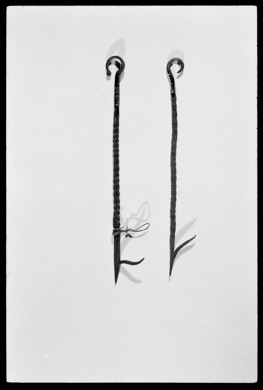 Alain Guey photographie Crochet de lampe à huile et porte-lampe. Datés du 19è siècle Ile-de-France, France 1973/4/1 Ph.1973.73.15 Photo