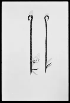 Alain Guey photographie Crochet de lampe à huile et porte-lampe. Datés du 19è siècle Ile-de-France, France 1973/4/1 Ph.1973.73.15  Photo