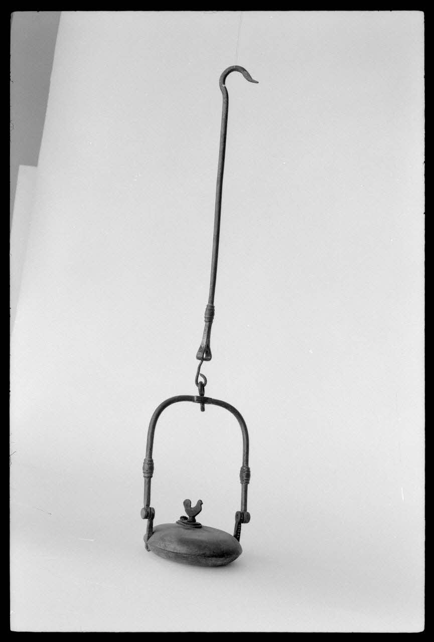 Alain Guey photographie Lampe à huile. Provenant des Ficaux-Lagrave (Hautes-Alpes) et datée du 19è siècle Ile-de-France, France 1973/4/1 Ph.1973.73.16 Photo