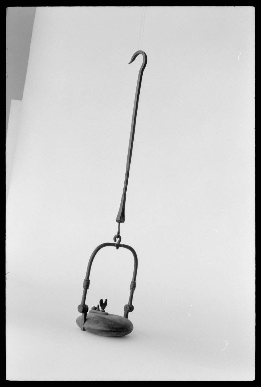 Alain Guey photographie Lampe à huile. Provenant des Ficaux-Lagrave (Hautes-Alpes) et datée du 19è siècle Ile-de-France, France 1973/4/1 Ph.1973.73.17 Photo