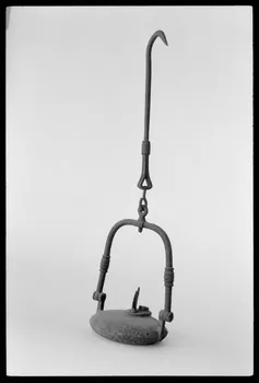 Alain Guey photographie Lampe à huile. Provenant de Prompsat (Puy-de-Dôme) et datée du 19è siècle Ile-de-France, France 1973/4/1 Ph.1973.73.18  Photo