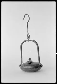 Alain Guey photographie Lampe à huile de carrier ou de mineur Ile-de-France, France 1973/4/1 Ph.1973.73.25 Photo