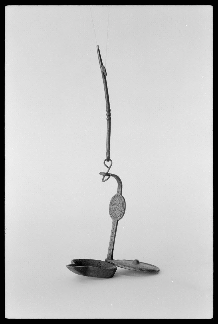 Alain Guey photographie Lampe à huile. Datée du 19è siècle Ile-de-France, France 1973/4/1 Ph.1973.73.26 Photo
