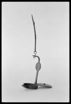 Alain Guey photographie Lampe à huile. Datée du 19è siècle Ile-de-France, France 1973/4/1 Ph.1973.73.26  Photo