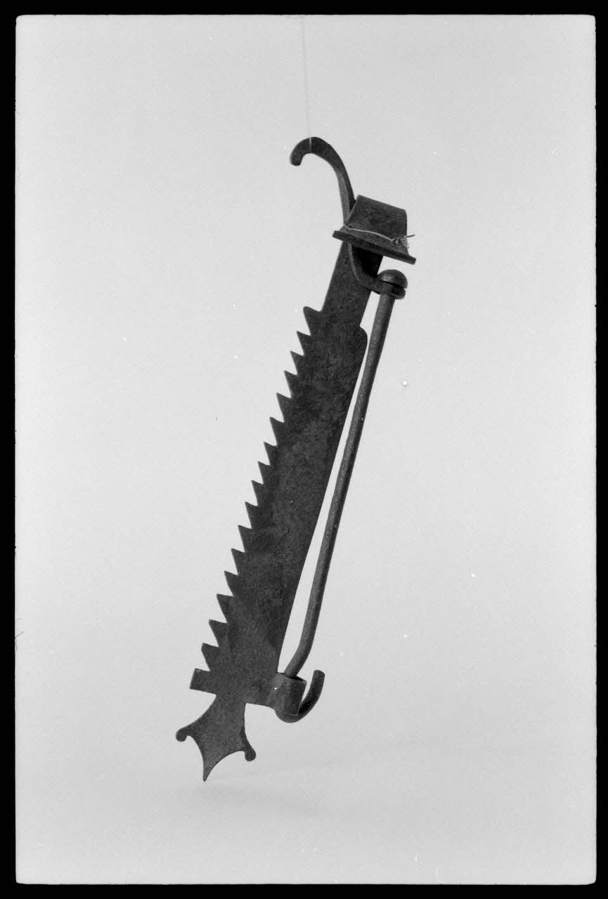 Alain Guey photographie Porte-lampe. Daté du 19è siècle Ile-de-France, France 1973/4/1 Ph.1973.73.30 Photo