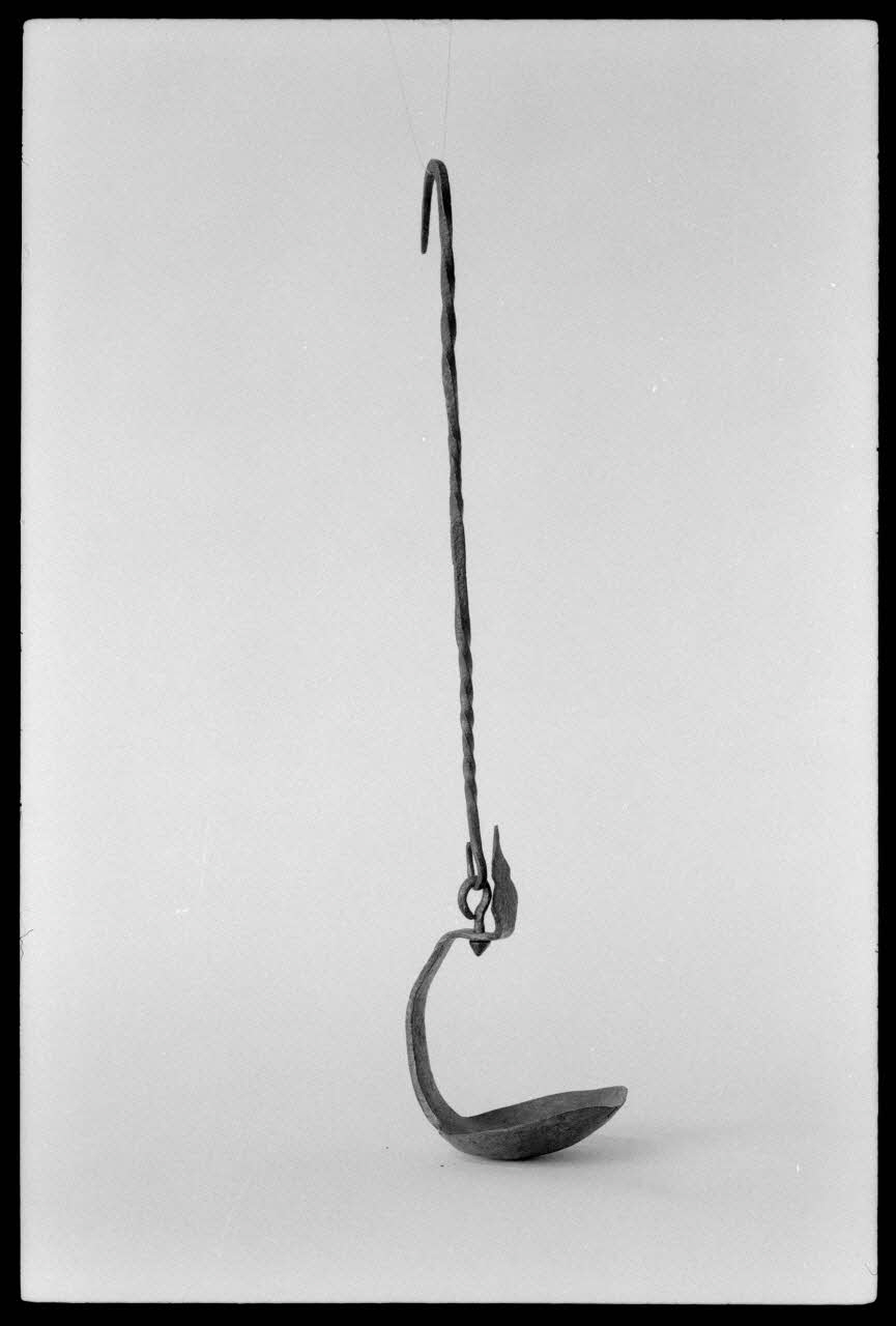 Alain Guey photographie Lampe à huile. Datée du 19è siècle Ile-de-France, France 1973/4/1 Ph.1973.73.34 Photo