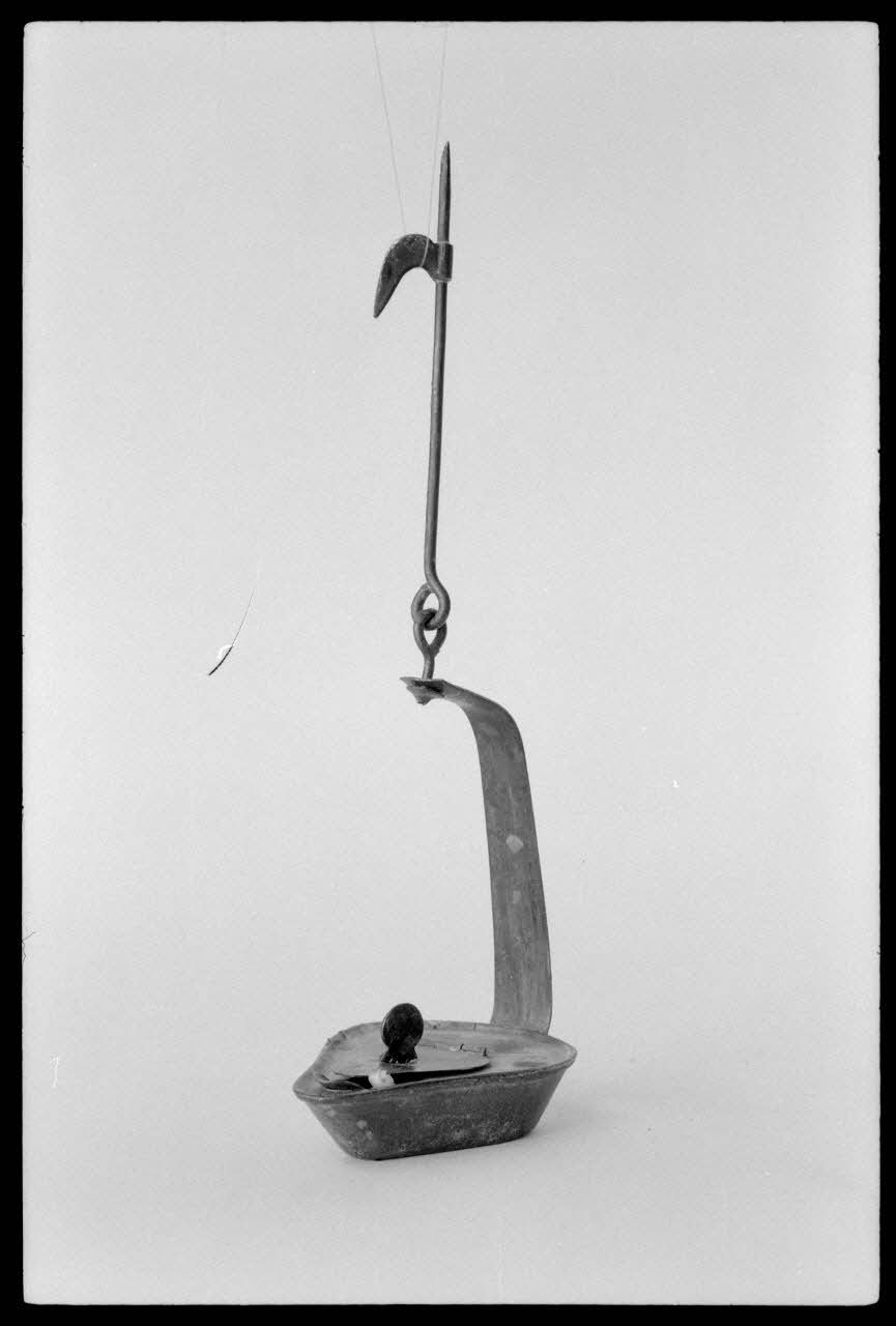 Alain Guey photographie Lampe à huile. Datée du 19è siècle Ile-de-France, France 1973/4/1 Ph.1973.73.36 Photo