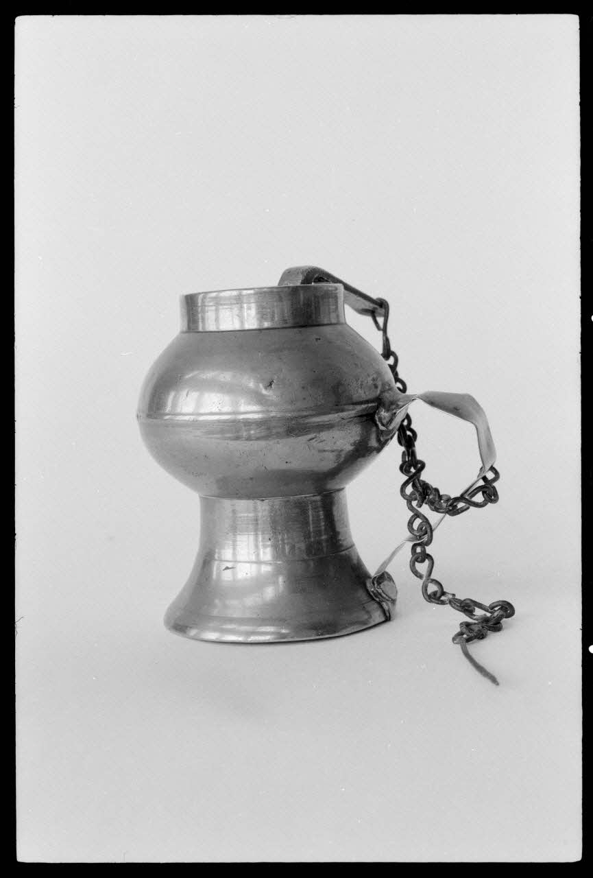 Alain Guey photographie Lampe à huile ou lampe de chandelier. Datée du 19è siècle Ile-de-France, France 1973/4/1 Ph.1973.73.37 Photo