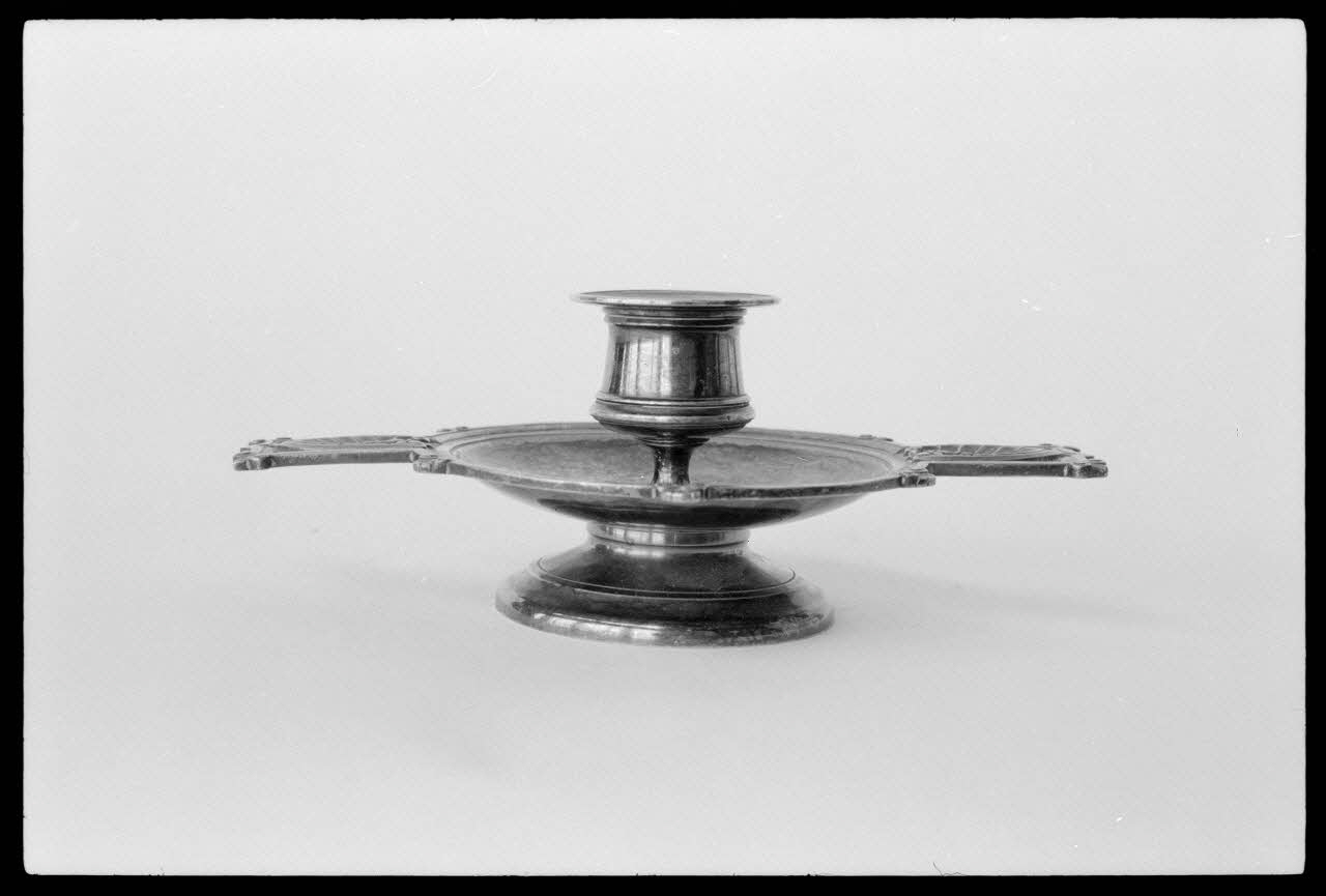 Alain Guey photographie Chandelier et bougie. Datés du 19è siècle Ile-de-France, France 1973/4/1 Ph.1973.73.40 Photo