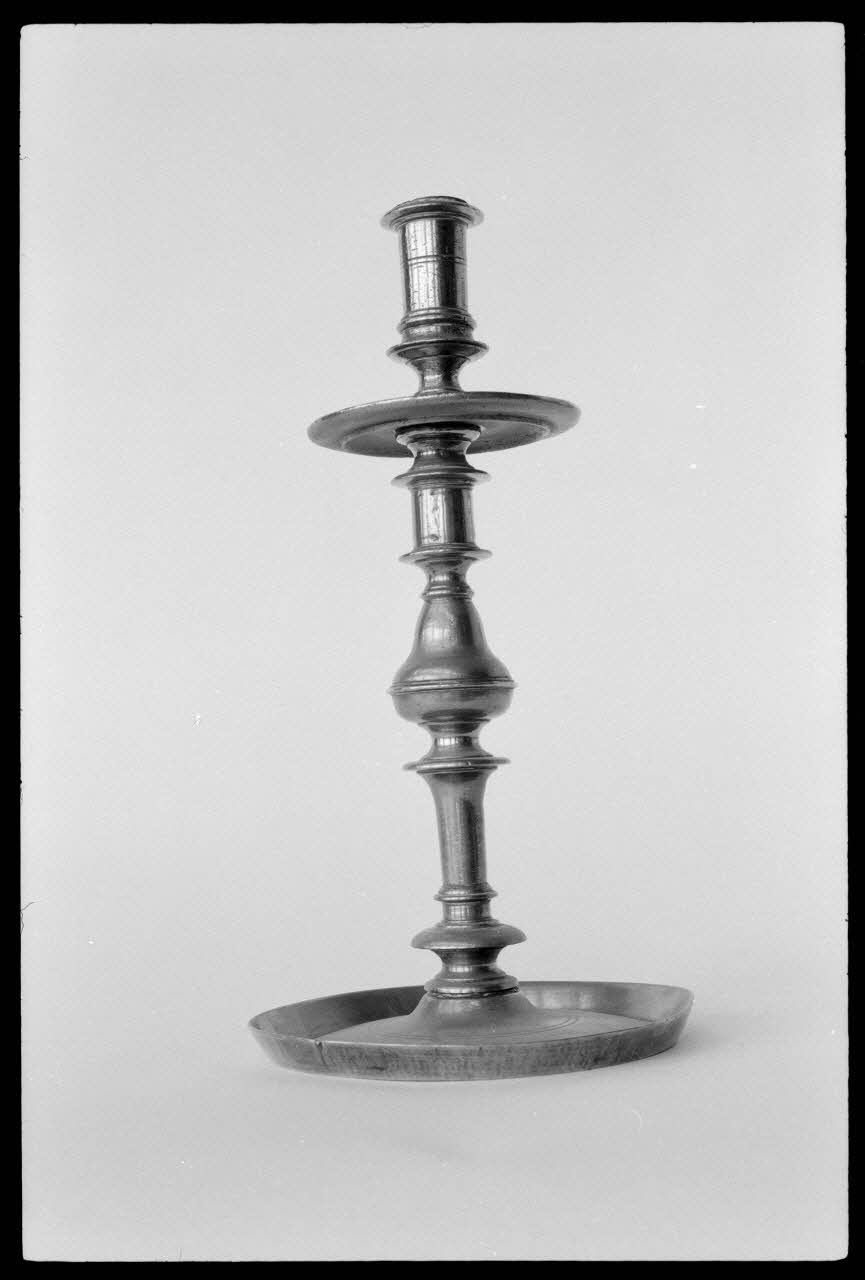 Alain Guey photographie Chandelier. Daté du 17è ou du 18è siècle Ile-de-France, France 1973/4/1 Ph.1973.73.45 Photo