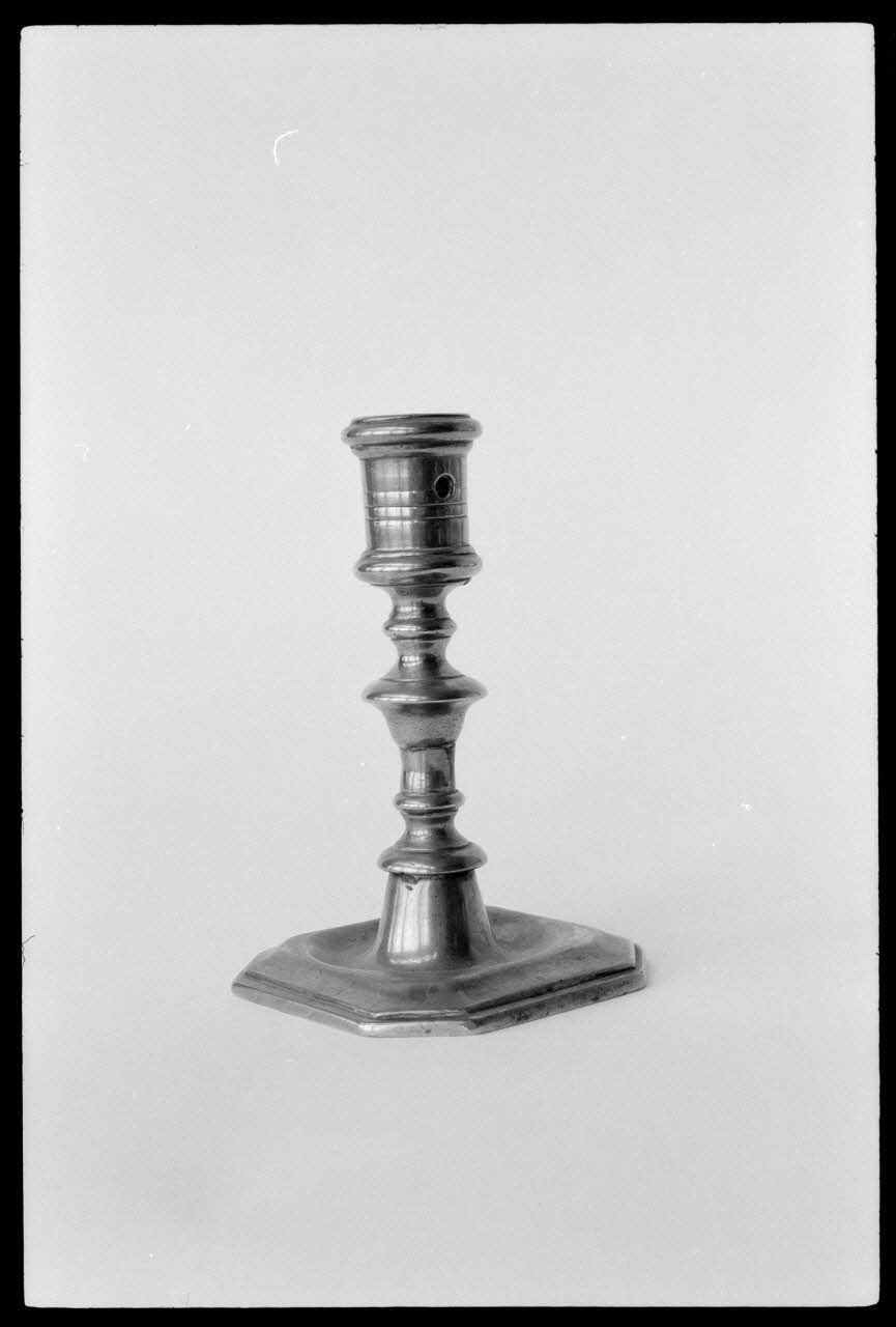 Alain Guey photographie Chandelier. Daté du 18è siècle ? Ile-de-France, France 1973/4/1 Ph.1973.73.54 Photo