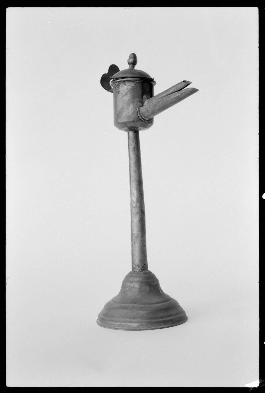 Alain Guey photographie Lampe à huile. Datée du 19è siècle Ile-de-France, France 1973/4/1 Ph.1973.73.59 Photo