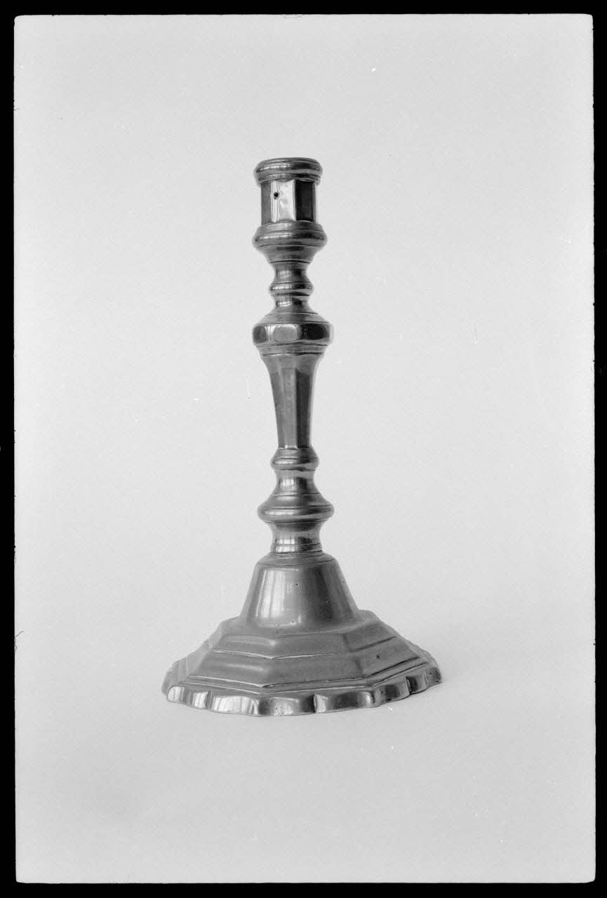 Alain Guey photographie Chandelier. Daté du 18è ou du 19è siècle Ile-de-France, France 1973/4/1 Ph.1973.73.67 Photo