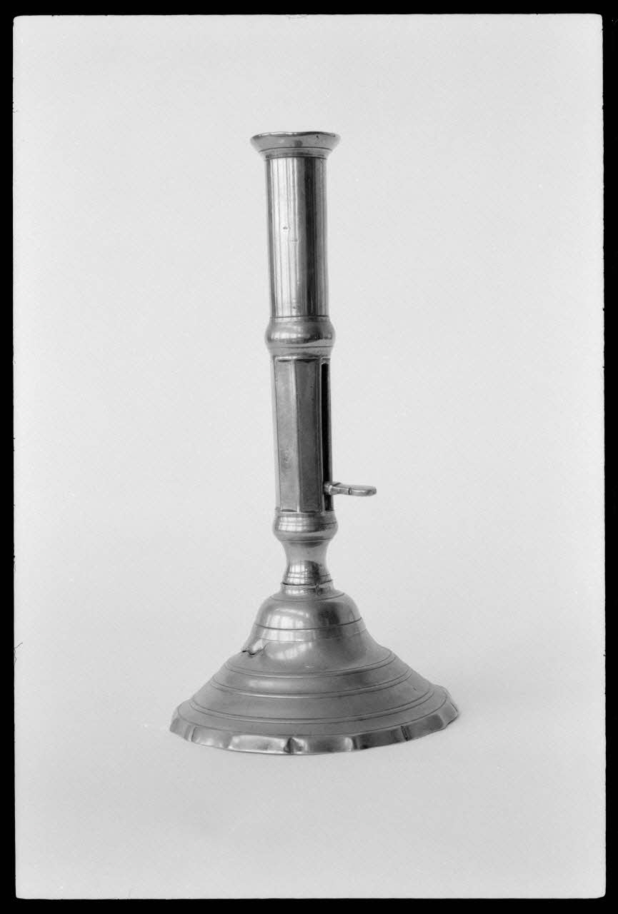 Alain Guey photographie Chandelier. Daté du 18è ou du 19è siècle Ile-de-France, France 1973/4/1 Ph.1973.73.69 Photo
