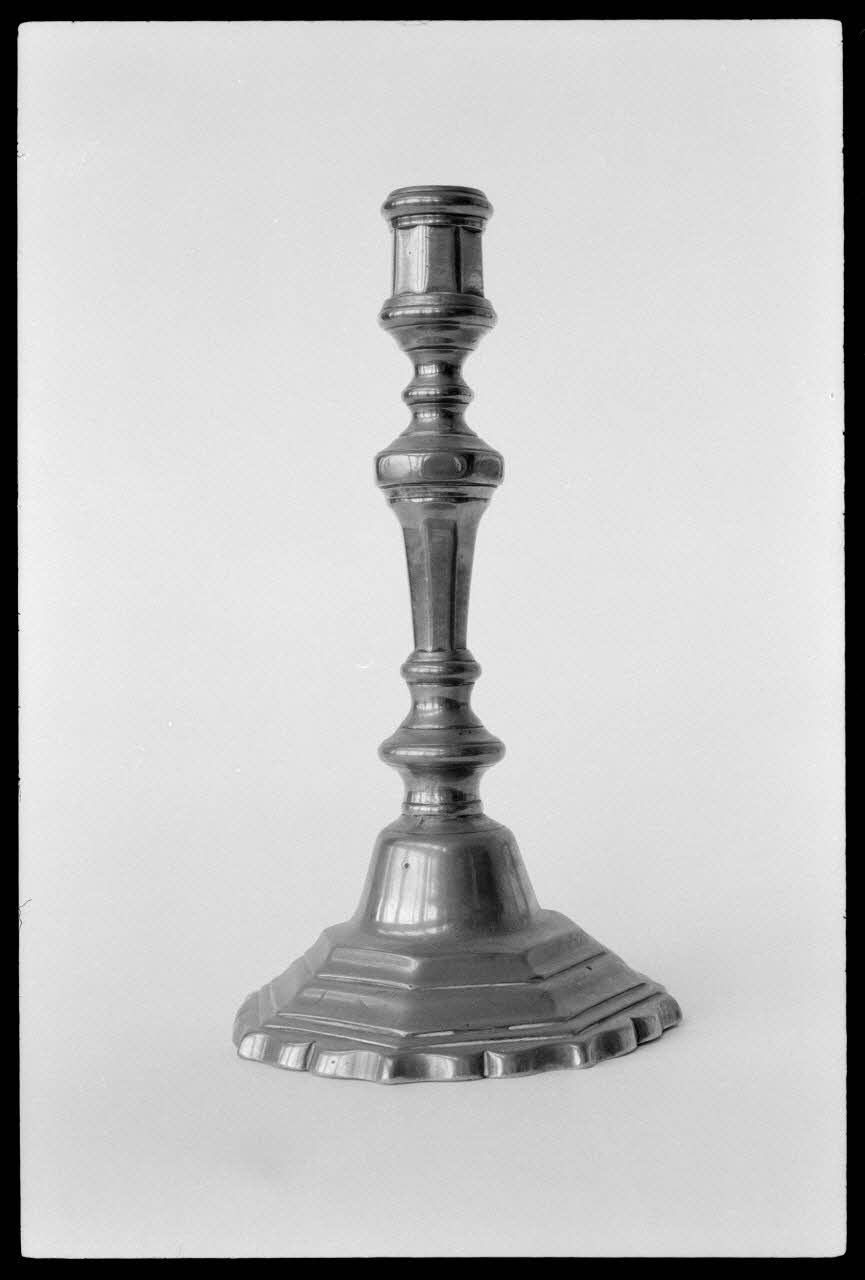 Alain Guey photographie Chandelier. Daté du 18è ou du 19è siècle Ile-de-France, France 1973/4/1 Ph.1973.73.70 Photo