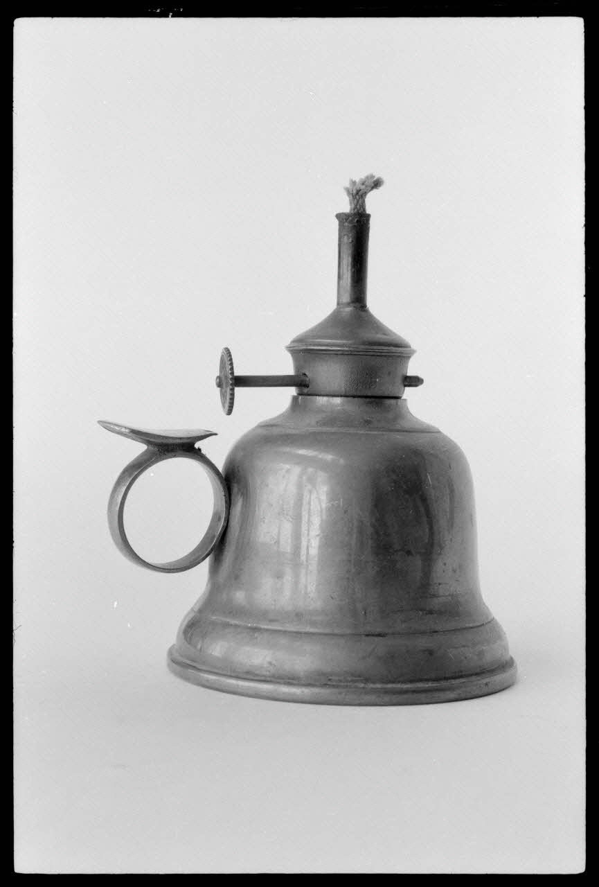 Alain Guey photographie Lampe à huile dite "chaleil". Provenant de Haute-Loire et datée du 19è siècle Ile-de-France, France 1973/4/1 Ph.1973.73.71 Photo